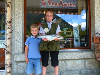 Le jeune pêcheur Amaury Wailliez de 12 ans et sa jolie truite arc-en-ciel de 1,110 Kgr et 48 cm.
