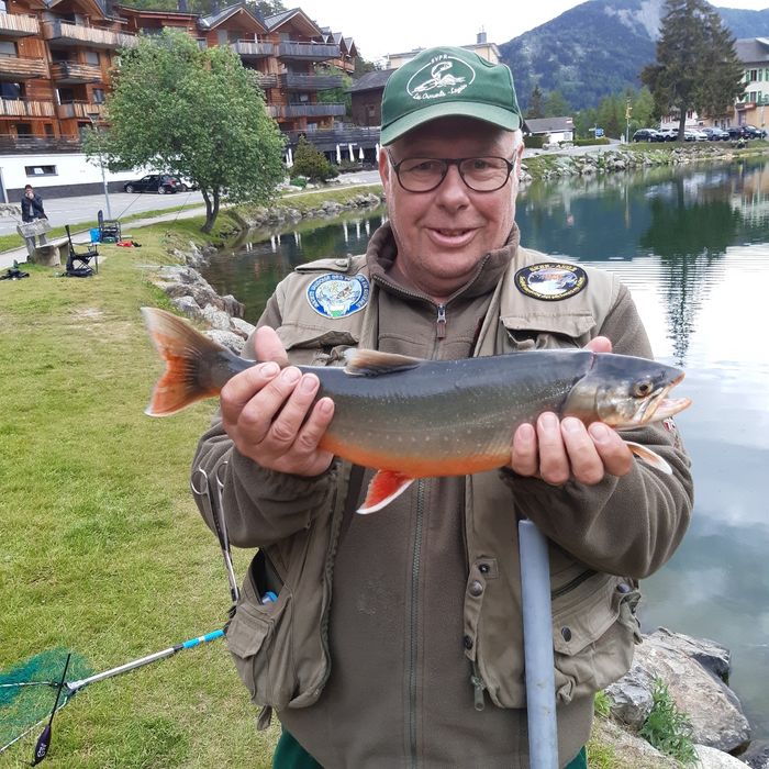 L'heureux pêcheur Vincent Bindith et son joli saumon de fontaine de 46cm et 1Kgr305 vidé, pêché le 6juin 2020 Champex-Lac