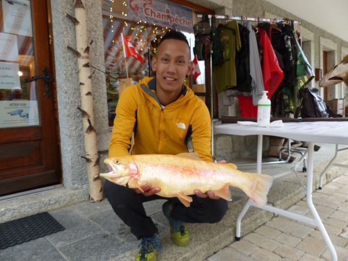 Encore un heureux pêcheur Meylan Bastien 24 ans de Praz-de-Fort avec sa truite Aguabonita de 58cm et 2 Kgr600 Pêchée avec une cuiller Mepps Comet décorée N° 3 avec un fil de 22% le 13 juin 2020 à Champex-Lac. 